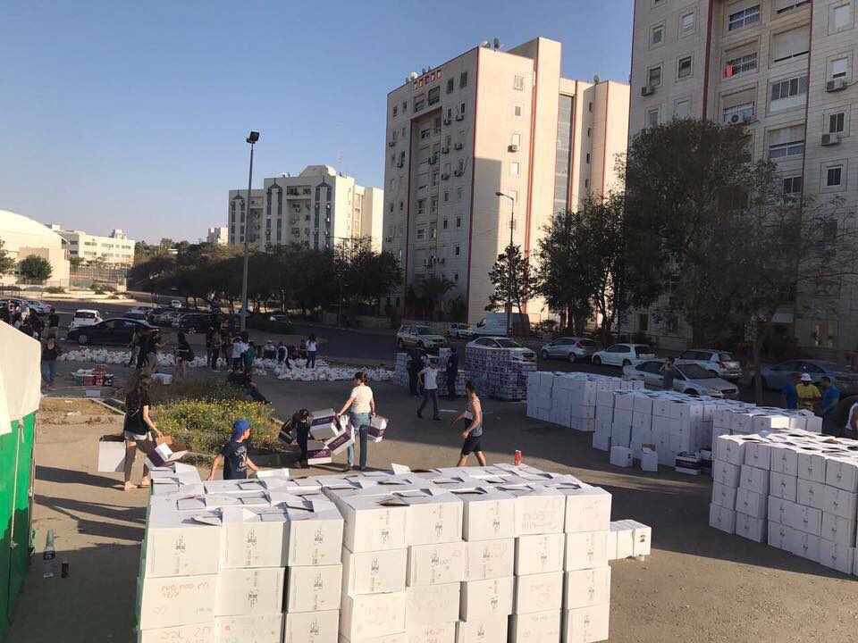 מאות מנות שמגייסים ליאור שטרית וחבריו מחכות לנהגים שיובילו אותן לנזקקים (צילום: פייסבוק אישי)